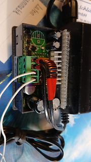 Foto eines Netzteils mit Spule und Kondensatoren