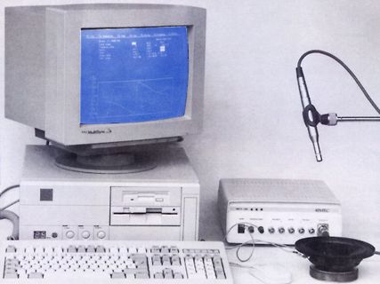 Retro-Computer mit Monitor, Tastatur und Messgerät