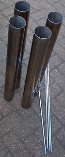 Metallrohre auf Pflastersteinen
