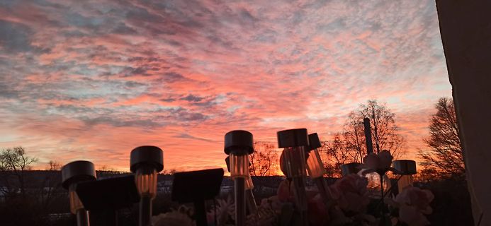 Sonnenuntergang mit Silhouetten von Kerzenhaltern