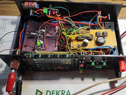 Geöffnetes Gehäuse mit Elektronikaufbau und Display