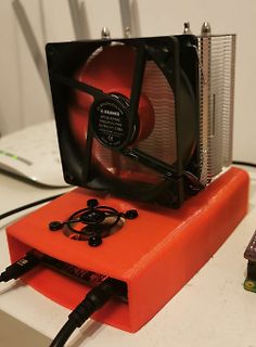 CPU-Kühler auf 3D-gedrucktem Gehäuse mit Platine