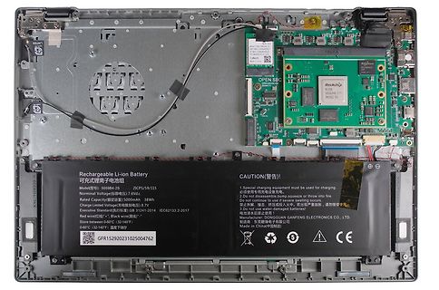 Innenansicht eines Laptops mit Akku und Platine