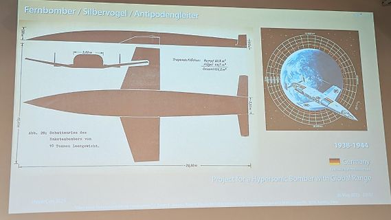 Foto einer Infotafel über ein Raketenbomber-Projekt