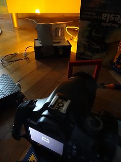 Foto einer Kamera und eines Buches auf einem Holztisch