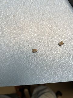 Zwei kleine SMD-Bauteile auf Untergrund
