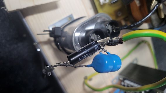 Gelötete Bauteile und Kabel auf Werkstattuntergrund