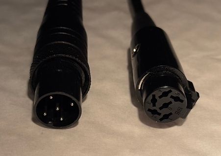Zwei elektrische Steckverbindungen