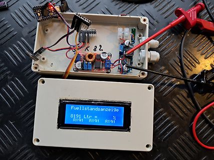 Elektronik-Aufbau mit Display und Gehäuse