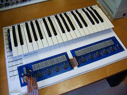 Keyboard-Tasten und zwei blaue Leiterplatten mit ICs