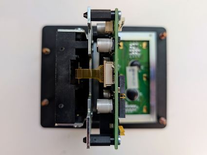 Nahaufnahme einer elektronischen Baugruppe mit Flachbandkabel