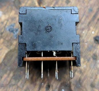 Schwarzes elektronisches Bauteil mit Pins