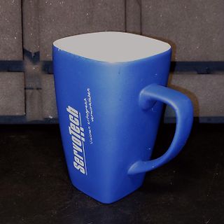 Blauer Becher mit ServoTech Aufdruck