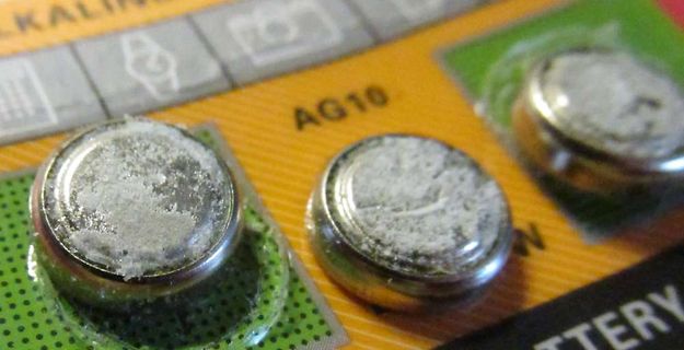 Knopfzellen auf einer Leiterplatte mit Korrosion