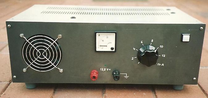 Labornetzteil mit Amperemeter und Drehregler