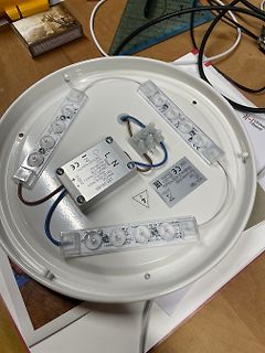 Rückseite einer LED-Leuchte mit Treiber