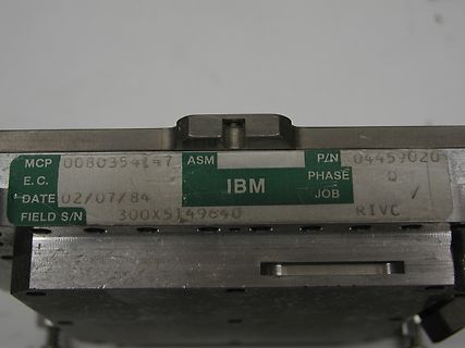 Typenschild eines IBM Bauteils