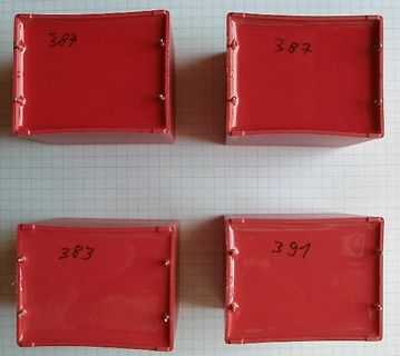 Vier rote Kunststoffboxen mit Nummern