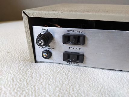 Rückseite eines Netzteils mit Schalter und Sicherung