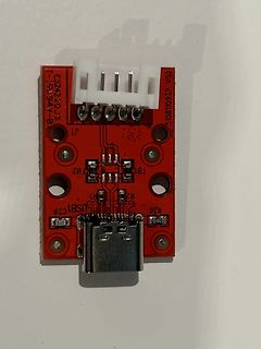 Rote Leiterplatte mit USB-Anschluss und Steckverbinder
