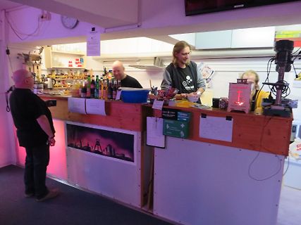 Personen an einer Bar