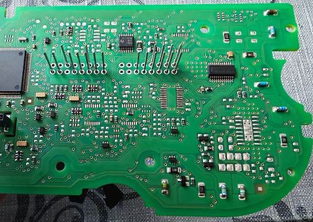 Foto einer grünen Leiterplatte mit elektronischen Bauteilen