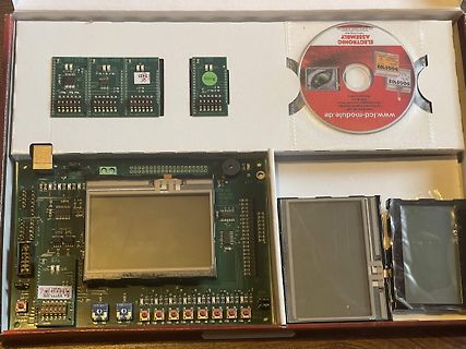 Inhalt eines LCD-Modul-Entwicklungssets mit Platinen und Display