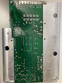 Rückseite einer grünen Leiterplatte mit Aluminiumgehäuse