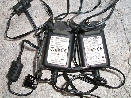 Zwei Netzteil-Adapter mit Kabeln