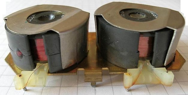 Zwei elektromagnetische Spulen auf einer Leiterplatte