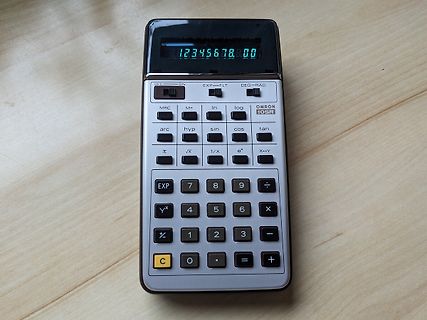 Omron Taschenrechner auf Holztisch