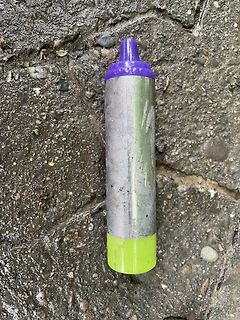 Ein Marker auf Betonboden