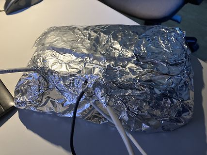 Mit Alufolie umwickeltes Gerät mit Kabeln
