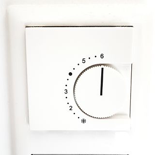 Weißer Drehregler eines Thermostats