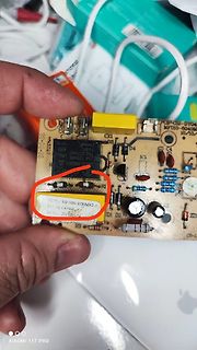 Leiterplatte mit Netzteilmodul und Bauteilen
