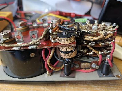 Innenansicht eines alten elektronischen Geräts mit Spulen und Verdrahtung