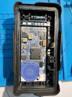Geöffnetes Elektronikgehäuse mit Leiterplatte