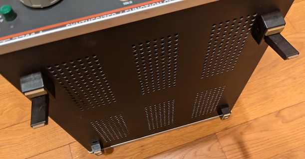 Seitenansicht eines elektronischen Geräts mit Lüftungsschlitzen