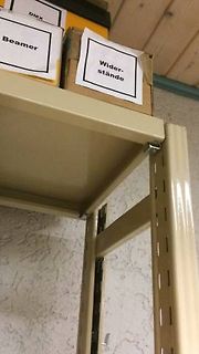 Kartons mit Beschriftungen auf einem Regal