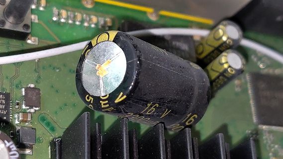 Defekter Elektrolytkondensator auf Leiterplatte