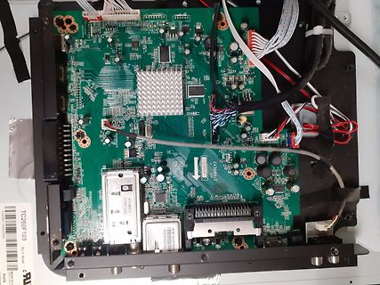 Geöffnete Elektronik mit Leiterplatte und Kabeln