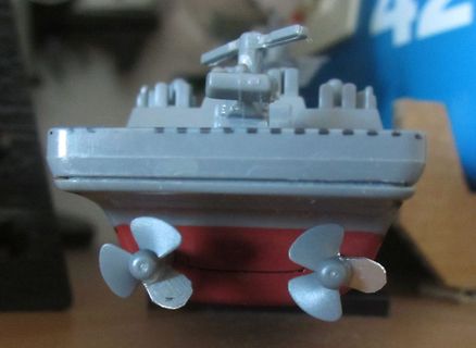 Modellschiff mit zwei Propellern