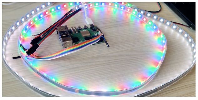 Raspberry Pi mit LED-Ring auf Holztisch