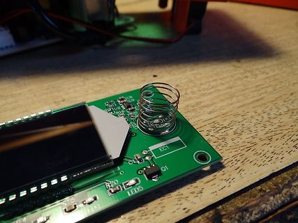 Leiterplatte mit LCD-Display und Feder