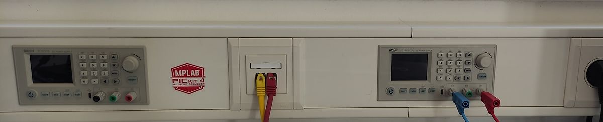 Zwei Labornetzteile und MPLAB PICkit 4