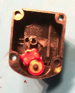 Nahaufnahme eines elektronischen Bauteils in einem Gehäuse