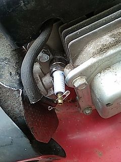 Zündkerze an einem Motorblock