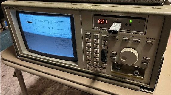 Abfotografiertes Oszilloskop auf einem Tisch