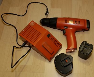 Akku-Ladegerät und Akkupacks mit Akkuschrauber