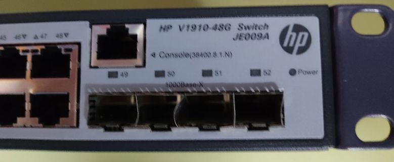 Vorderseite eines HP V1910-48G Netzwerk-Switches